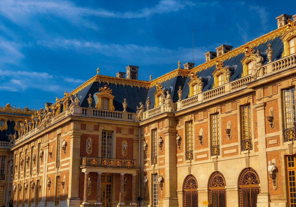 Admirez les dorures qui décorent la toiture extérieure du Château de Versailles