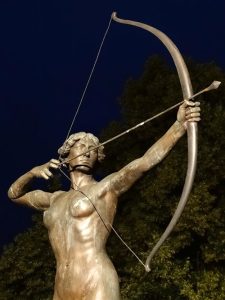 Statue Luczniczka de nuit en Pologne mise en lumière par un éclairage œuvre d'art.