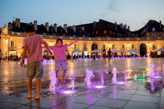 Créer des jeux de couleurs facilement grâce à un luminaire LED RGBW