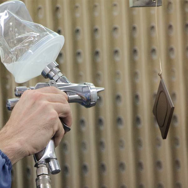 Application d'un vernis sur une plaque simple d'appareillage électrique par Maison ORSTEEL