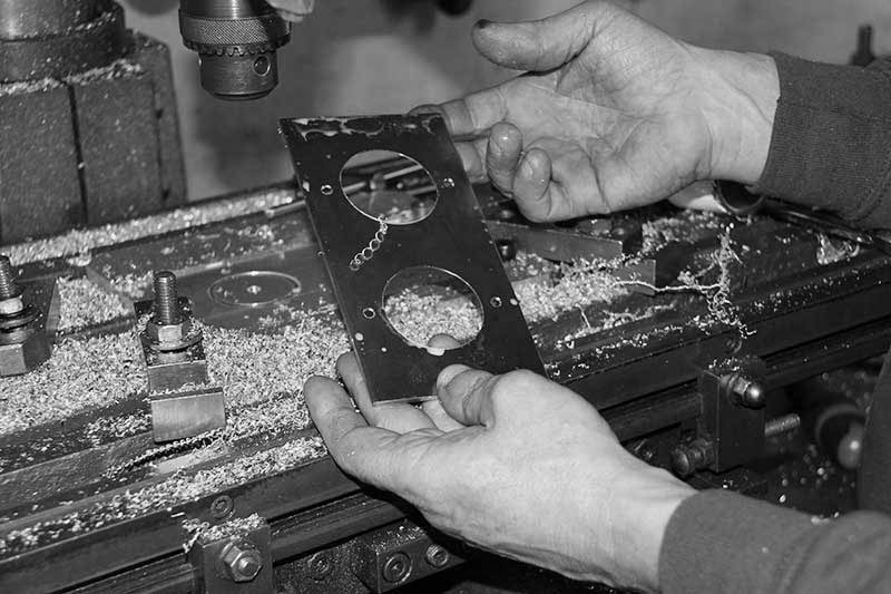 Conception d'une plaque d'appareillage destinée à accueillir une prise dans les ateliers Maison ORSTEEL