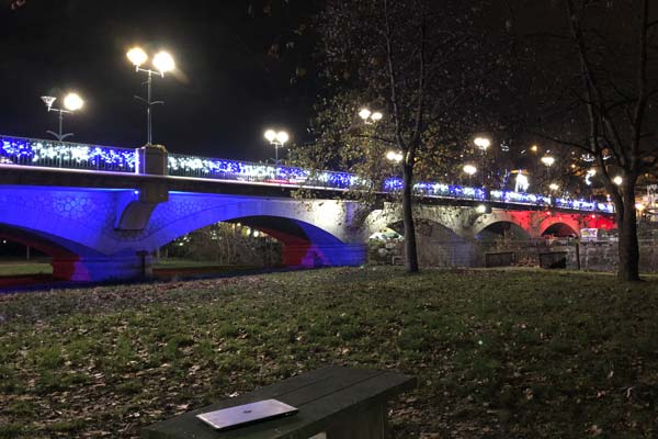Le pont de Villeneuve Loubet éclairé par le projecteur Fusion