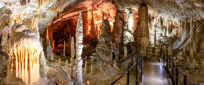 Eclairage grotte de stalactites et stalagmites