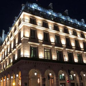 L'éclairage monument historique sur l'hôtel Régina à Paris avec le projecteur Ariane