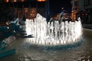 Eclairage d'une fontaine avec des projecteurs immergés.