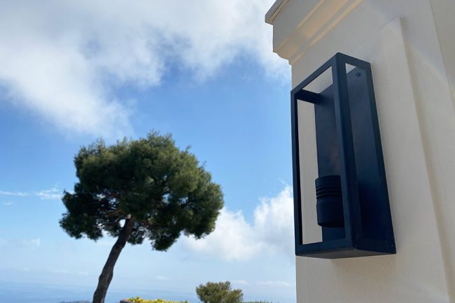 Applique murale Shark installée contre la façade de la villa AM