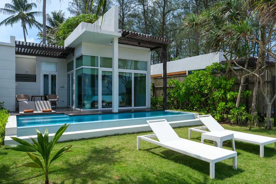 Pool house fermé en extérieur dans une villa moderne