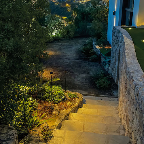 Les champignons lumineux d'extérieur installés dans une allée de jardin