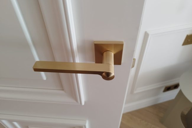 La poignée en laiton de la collection Sclos de la Maison ORSTEEL