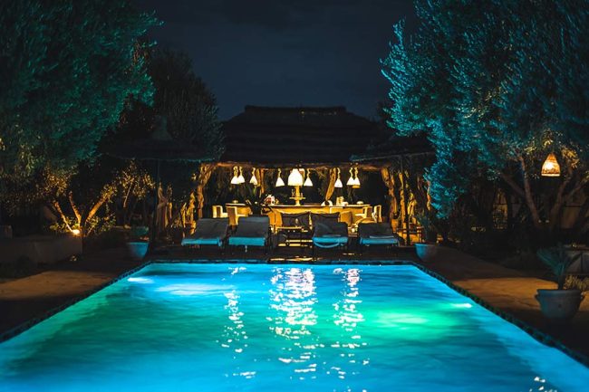 Piscine d'un complexe hôtelier mise en lumière par la Maison ORSTEEL