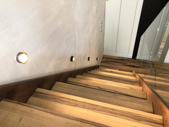 Éclairage d'escalier avec les projecteurs Exocet de la Maison ORSTEEL