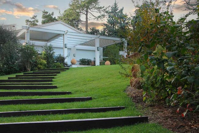 Villa avec éclairage de jardin au printemps