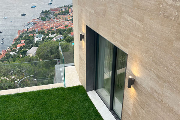 Appliques murales sur une terrasse pour l'éclairage jardin printemps