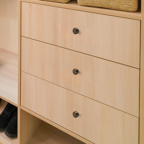poignee-bouton-de-porte Poignée bouton de porte installées sur un meuble en bois