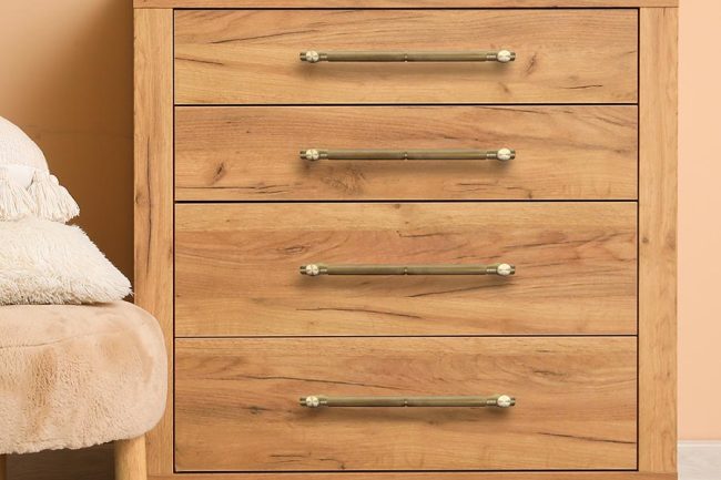 Poignée de meuble de cuisine en laiton sur un meuble en bois