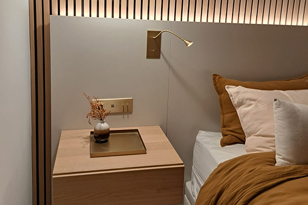 Appareillage liseuse corolle dans la chambre de l'appartement ML