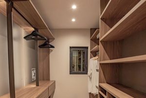 Eclairage architectural d'un dressing avec nos projecteurs encastrés plafond Zenith