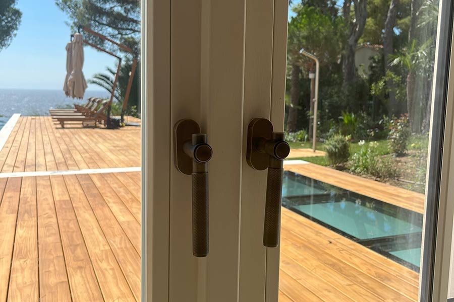 Poignée de porte fenêtre en laiton de la collection Escarène.