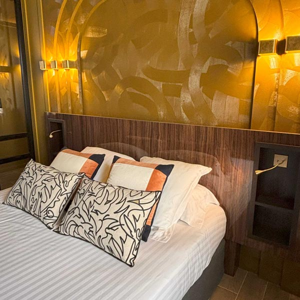 Une chambre avec un éclairage réalisé par la Maison ORSTEEL pour susciter des émotions.