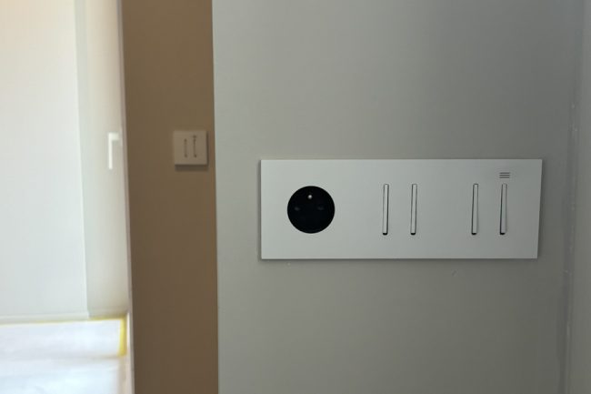 Appareillages électriques de la collection equerre dans l'appartement BR