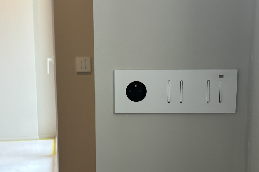 Appareillages électriques de la collection equerre dans l'appartement BR