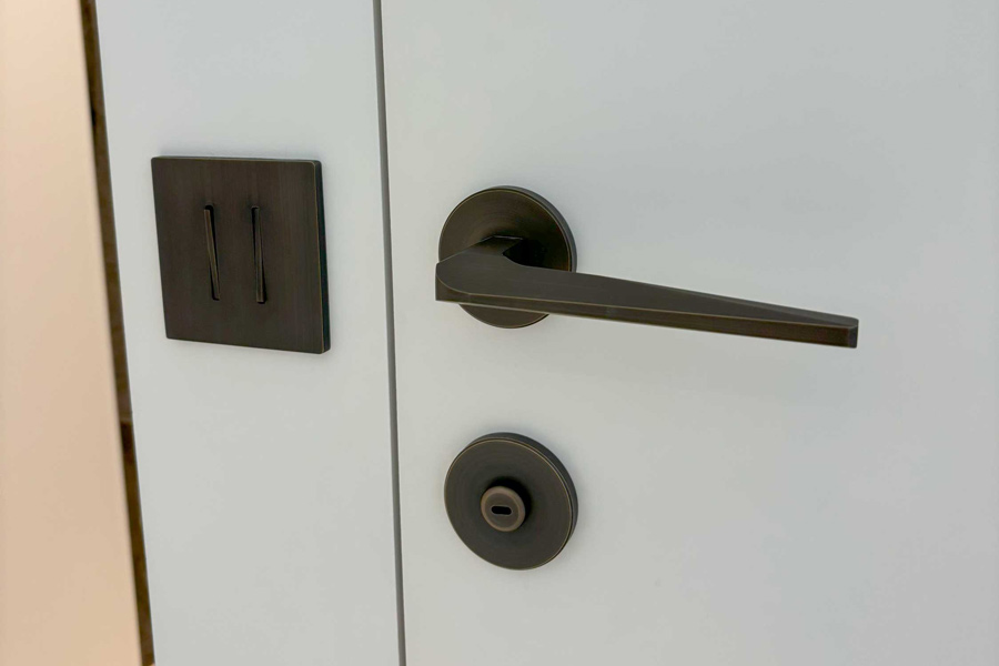 Poignée de porte noire noire avec rosace Maison ORSTEEL.