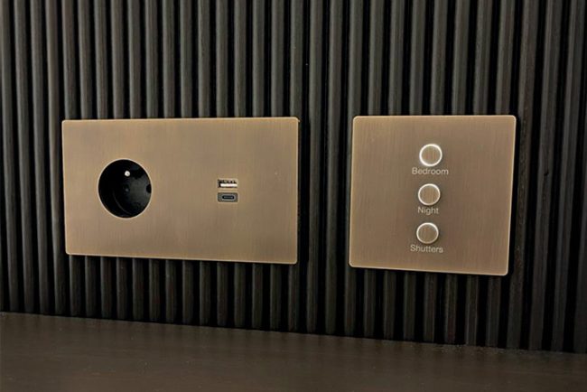 Appareillage finition lutron avec prise de courant, prise usb et prise hdmi.