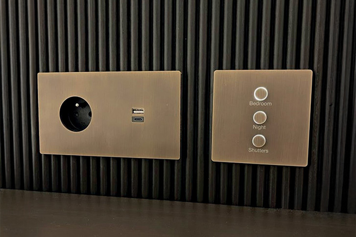 Appareillage finition lutron avec prise de courant, prise usb et prise hdmi.