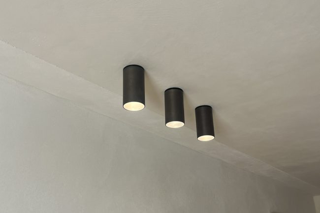 Spots design Maison ORSTEEL installés en saillie dans un plafond