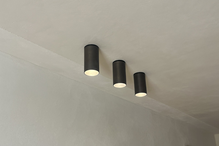 Spots design Maison ORSTEEL installés en saillie dans un plafond