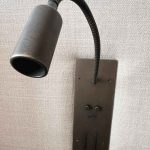 Liseuse Nito sur une plaque triple en finition Laiton Fumé.