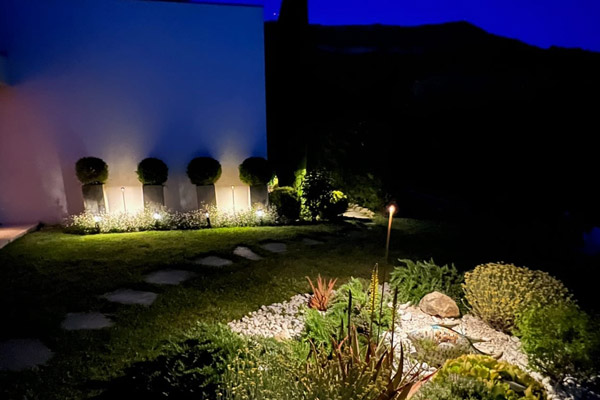 Jardin paysager mis en lumière par nos spots sur lyre et sur borne.