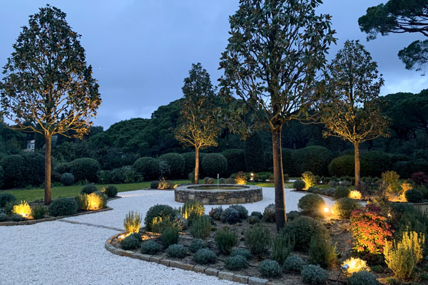 Éclairage de massifs et arbustes pas nos projecteurs sur lyre.