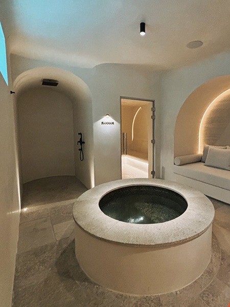 Eclairage d'un hammam avec le spot en saille Legato de la Maison ORSTEEL.