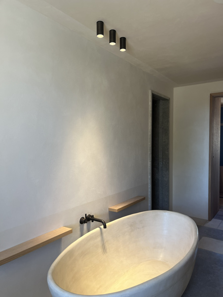 Salle de bain éclairée par nos spots en saille Legato