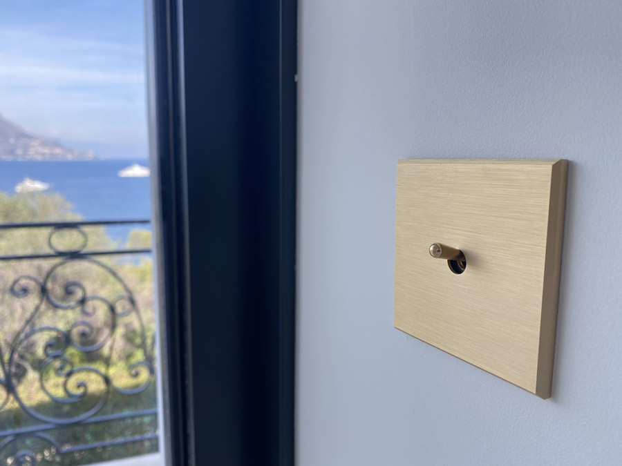 Interrupteur en laiton doré installé dans la villa SJ