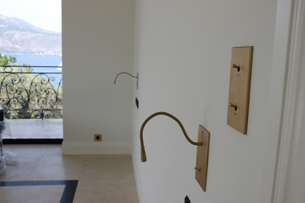 Interrupteur en laiton doré et liseuse Emilien installés dans la villa SJ