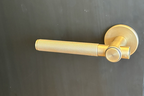 Poignée en laiton brossé de la collection Contes