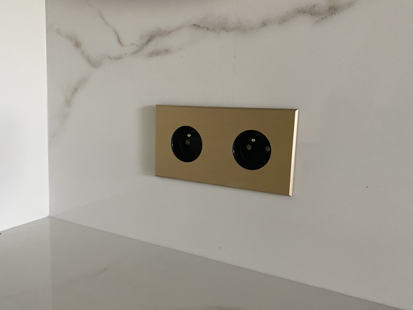 Prise en laiton doré installé dans la villa SJ