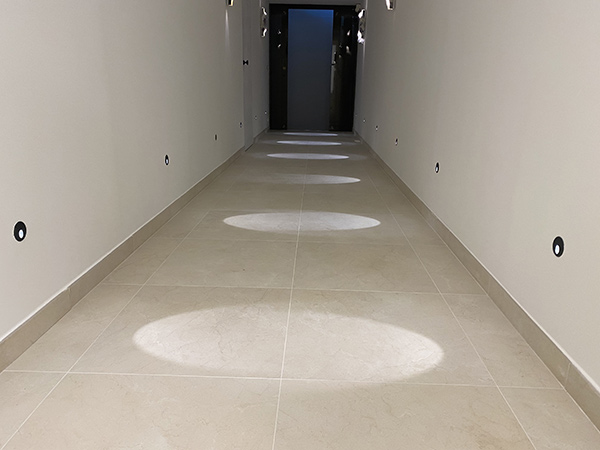 Projecteur de balisage Pico installé dans la villa SJ