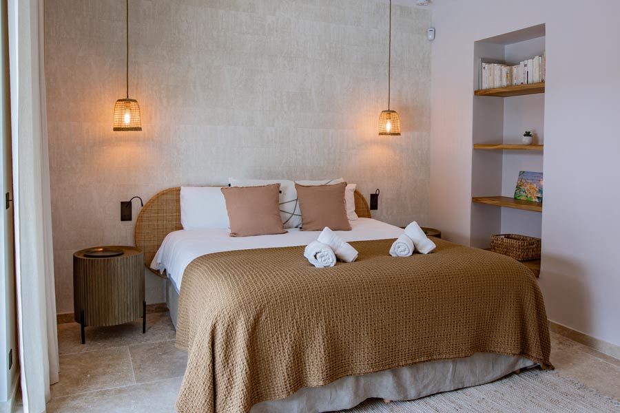 Des lampes de chevet Maison ORSTEEL au dessus d'un lit pour une alternative lampe de chevet bien pensée