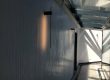 Un éclairage de couloir avec lumière directe et indirecte