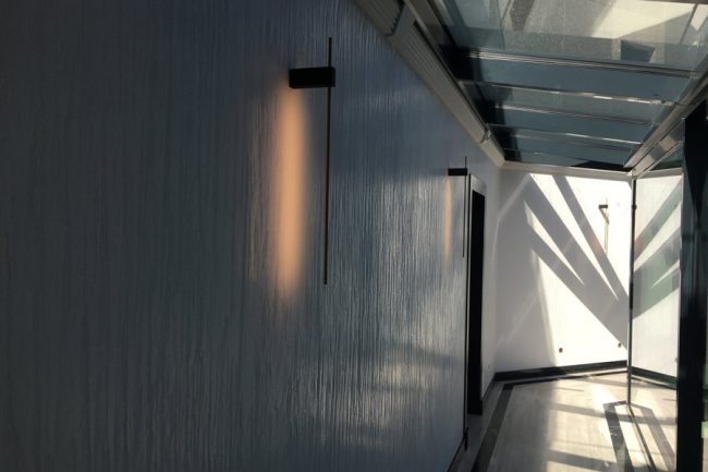 Un éclairage de couloir avec lumière directe et indirecte
