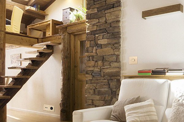 Intérieur dans un style rustique avec poignées, éclairage et interrupteurs assortis