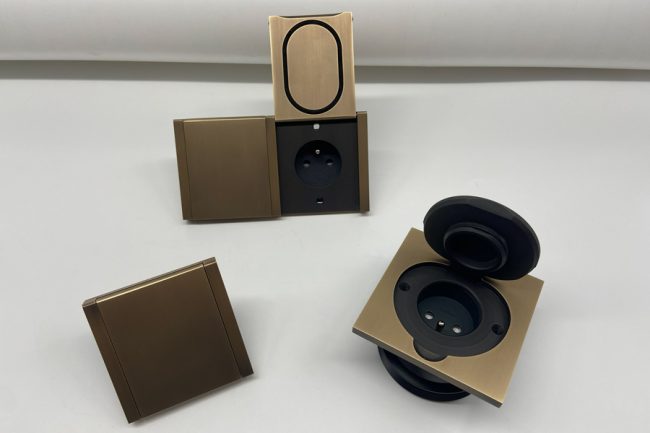 Prise étanche IP67 en laiton avec trois types de capots