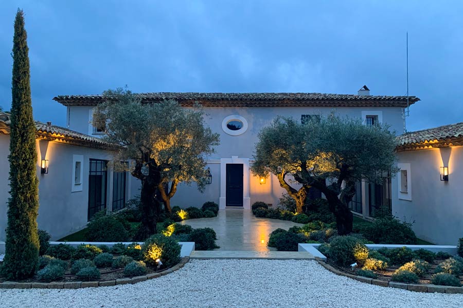 Un éclairage d'entrée extérieur pour mettre en lumière l'architecture et les matières de la maison